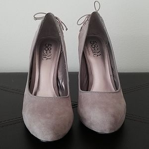 *NEW/NEVER WORN* Gray/taupe pump